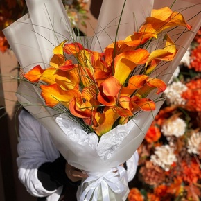 Монобукет из 21 оранжевой каллы в Коломне