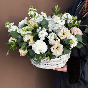 Композиция в корзине "Фея" из маттиол, диантусов, эустом и эвкалипта в Коломне