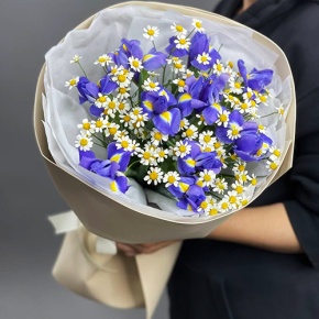 Букет из ирисов и ромашек в Коломне