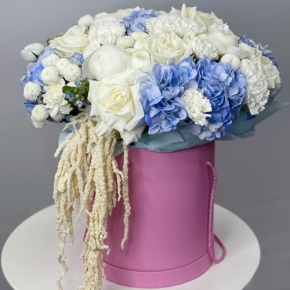 Композиция в шляпной коробке "Красотка" из пионов, гортензий, ранункулюсов, роз Эквадор, оксипеталума, диантусов и хризантем Ньютон  в Коломне