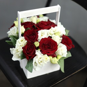 Композиция в ящике "Поцелуй" из роз и эустом в Коломне