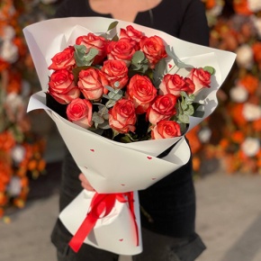 Букет из 15 красно-белых роз Кения с эвкалиптом (40 см) в Коломне