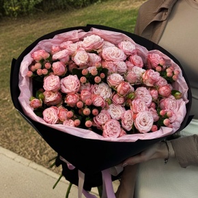 Букет из кустовых роз Бомбастик и гиперикума (50 см) в Коломне