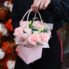 Стильная композиция в сумочке из диантусов, эвкалипта и эустом в Коломне