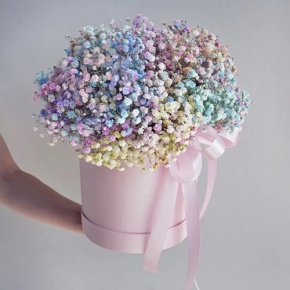 Композиция в шляпной коробке из воздушных радужных гипсофил (цвет коробки в ассортименте) в Коломне