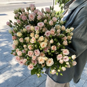 Букет из 31 кустовой розы микс (70 см) в Коломне