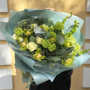 Букет "Виват" из Голландской гортензии, ягод вибирнума, орхидей, роз, брассики и орнитогалума  в Коломне