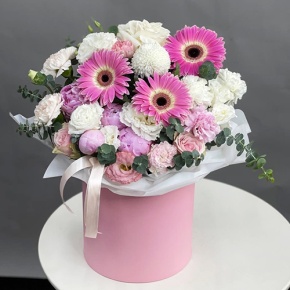 Композиция в шляпной коробке "Лавина" из гербер, пионов, эустом, диантусов, роз Эквадор и хризантем Момоко в Коломне