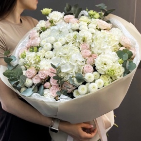 Букет "Пастелла" из кустовых пионовидных роз, Голландской Гортензии, эустомы, хризантемы Ньютон и эвкалипта в Коломне