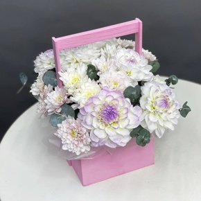 Композиция в ящике из георгин и хризантем в Коломне