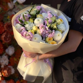 Букет "Секрет" из ароматных маттиол, диантусов, кустовых пионовидных роз и хризантем Момоко в Коломне