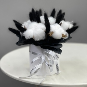 Композиция в шляпной коробке мини "Чикатуха" из хлопка и лагуруса в Коломне