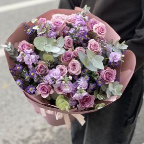 Букет "Хрустальный" из роз, астера и ароматных маттиол в Коломне