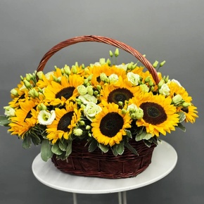 Композиция в корзине из подсолнухов, эустом и питаспорума в Коломне