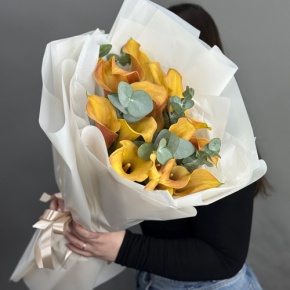 Букет из 17 оранжевых калл с эвкалиптом в Коломне