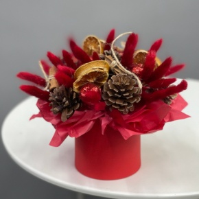 Композиция в шляпной коробке "Глинтвейн" из шишек, корицы и лагуруса в Коломне