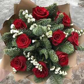 Букет из роз и лапника в Коломне
