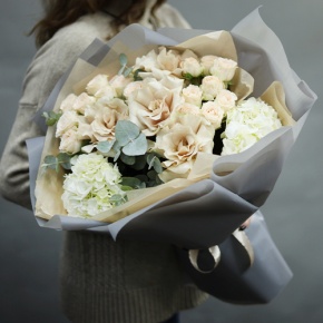 Букет "Вайб" из роз Эквадор Квиксенд, гортензии и кустовых роз в Коломне
