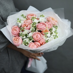 Букет "Наоми" из кустовых пионовидных роз Джульетта и ароматных маттиол в Коломне