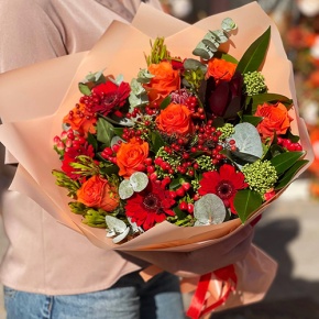 Букет "На заре" из роз, калины, скиммии, гиперикума, сафари, гербер и капса в Коломне