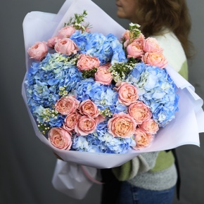 Букет "Тону в твоих глазах" из кустовых пионовидных роз Джульетта, хамелациума и гортензий в Коломне