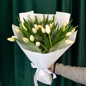 Букет белых тюльпанов с эвкалиптом в Коломне