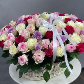 Композиция в корзине из 101 розы микс в Коломне