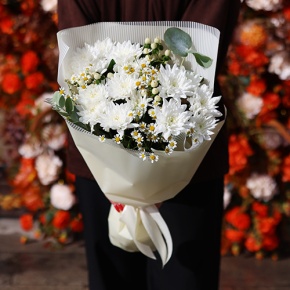 Букет "Маленькая радость" из хризантем, гиперикума и ромашек в Коломне