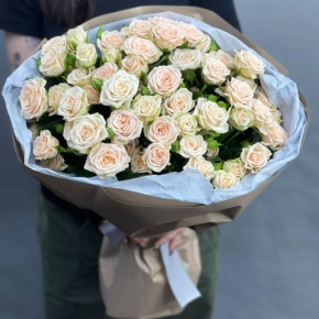 Нежный букет из 17 кремовых кустовых роз (60 см) в Коломне