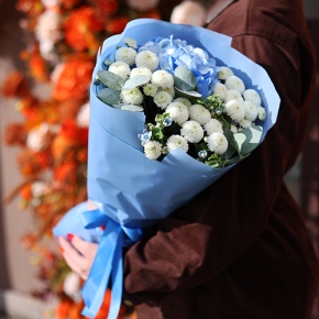 Букет "Белое небо" из хризантем Ньютон, оксипеталума и гортензии в Коломне