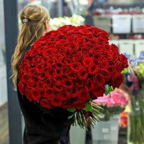 Букет 101 красная роза Ред Наоми (60 см) в Коломне