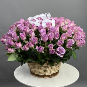 Композиция в корзине из 131 кенийской розы (40 см) в Коломне
