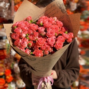 Букет из 15 кустовых коралловых роз (50 см) в Коломне