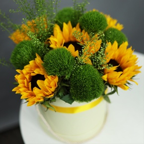 Композиция в шляпной коробке из подсолнухов и диантусов люкс в Коломне