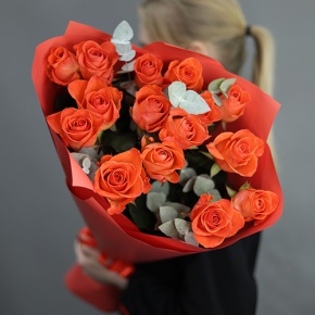 Букет из 15 морковных роз с эвкалиптом (70 см) в Коломне