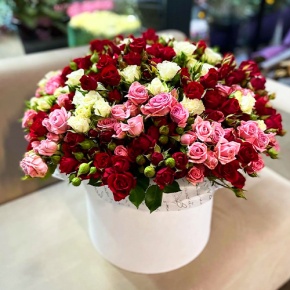 Композиция в шляпной коробке из 101 кустовой розы микс (50 см) в Коломне