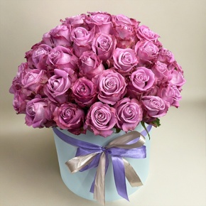 Композиция в шляпной коробке из 51 розы Меритим в Коломне