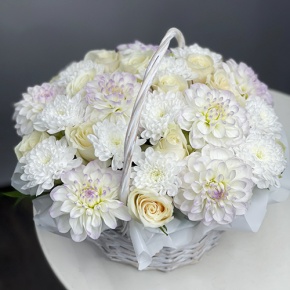 Композиция в корзине из георгин, хризантем и роз в Коломне