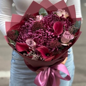 Букет "Импульс" из скиммии, калл, роз и хризантем Бигоуди в Коломне