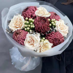 Букет "Всё что тебе касается" из хризантем Бигоуди, роз Эквадор Квиксенд и гиперикума в Коломне