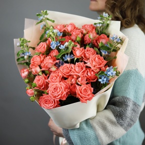 Букет "Фортуна" из коралловых роз и оксипеталума в Коломне