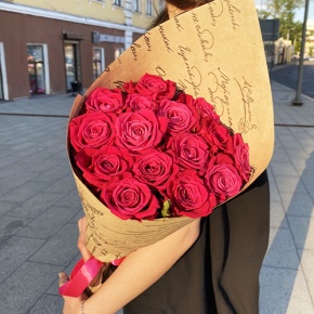 Букет из 15 роз Шангрила в крафте (60 см) в Коломне
