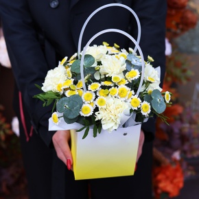 Стильная композиция в сумочке из диантусов, эвкалипта и хризантем сантини в Коломне