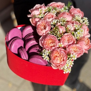 Подарочная композиция с макарунами и пионовидными розами Джульетта (макаруни по наличию) в Коломне