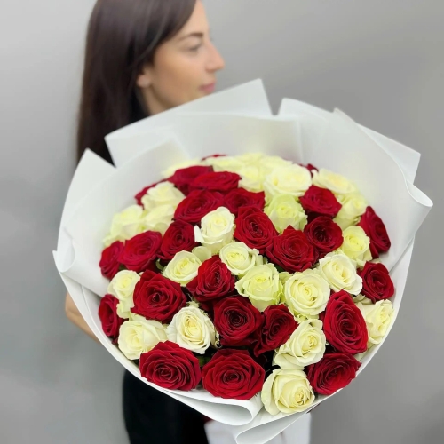 Букет из 51 красно-белой розы 70 см в Коломне