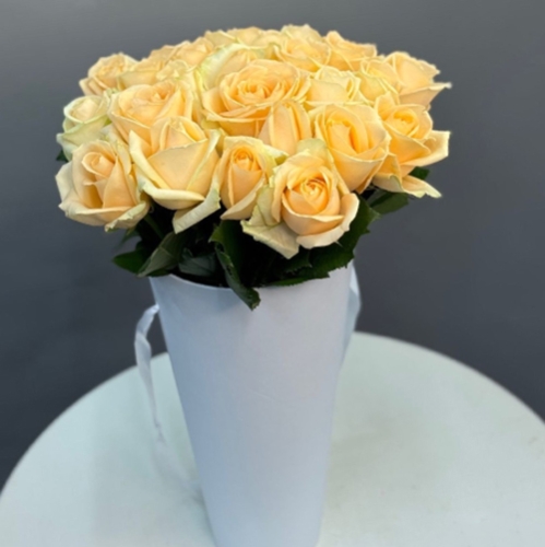 25 кремовых роз в конусе в Коломне