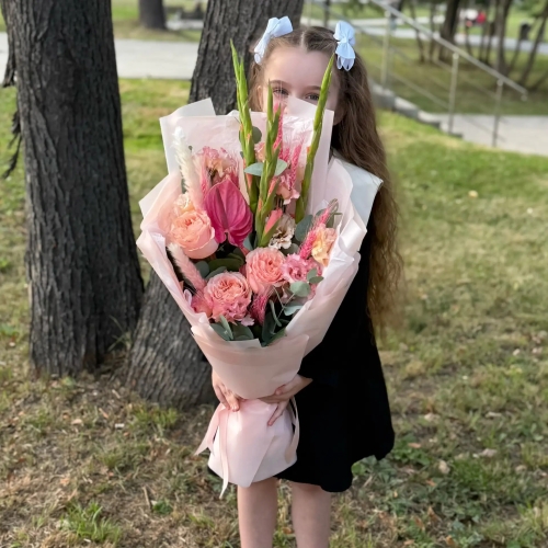 Букет на 1 сентября с гладиолусами, розами и антуриумом в Коломне