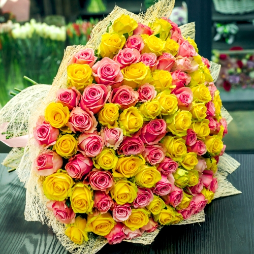 Букет из 101 розовой и лимонной розы (50 см) в Коломне
