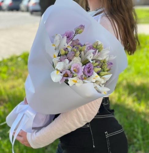Букет "Вива ла дива" из эустом и ирисов в Коломне