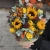 Композиция в сумке "Тональность" из подсолнухов, калл, ягод вибирнума, лимонных роз, скиммии и орхидеи в Коломне